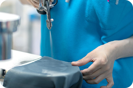 写真：クリーニングしている様子