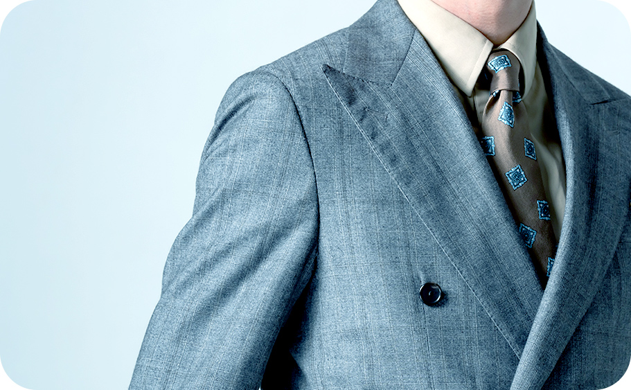 写真：スーツの男性