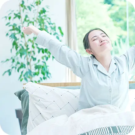 写真：朝起床する女性