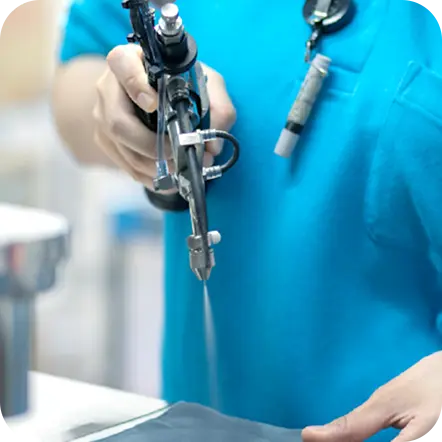 写真：しみ抜きをする人