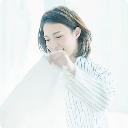 写真:シャツを持つ女性