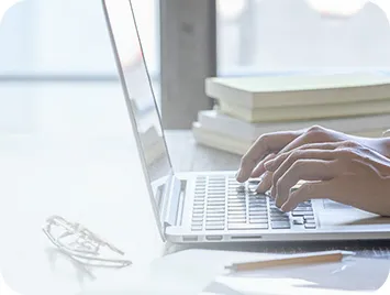 写真:パソコン作業