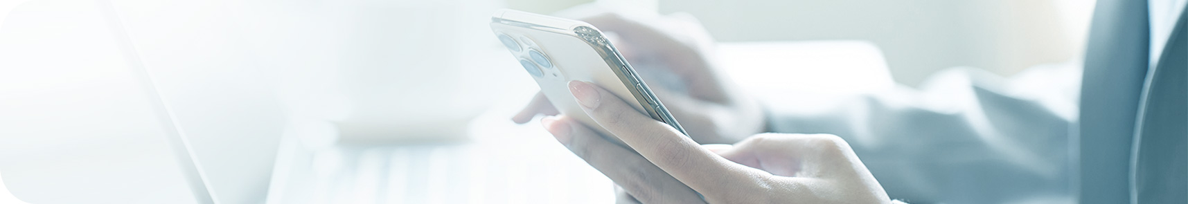 写真：スマートフォンを操作する様子