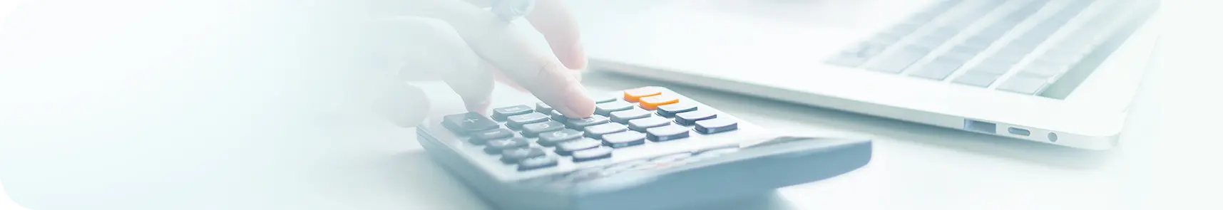 写真：電卓で計算する様子